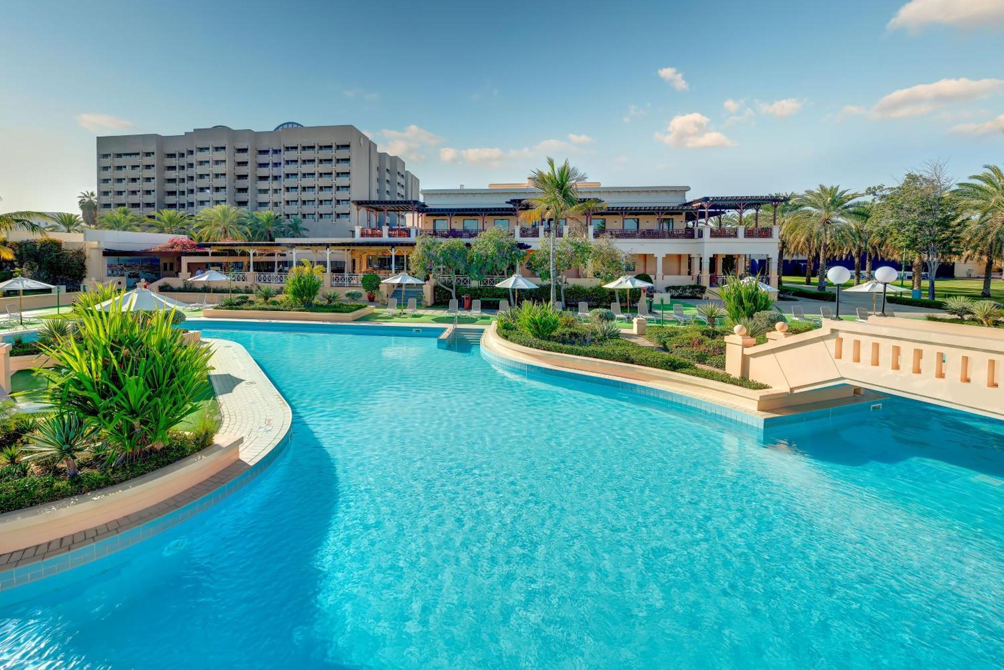 Intercontinental Muscat By Ihg Hotell Eksteriør bilde The pool at the Royal Mirage